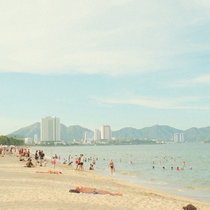 Bãi biển trung tâm Nha Trang - ảnh 2